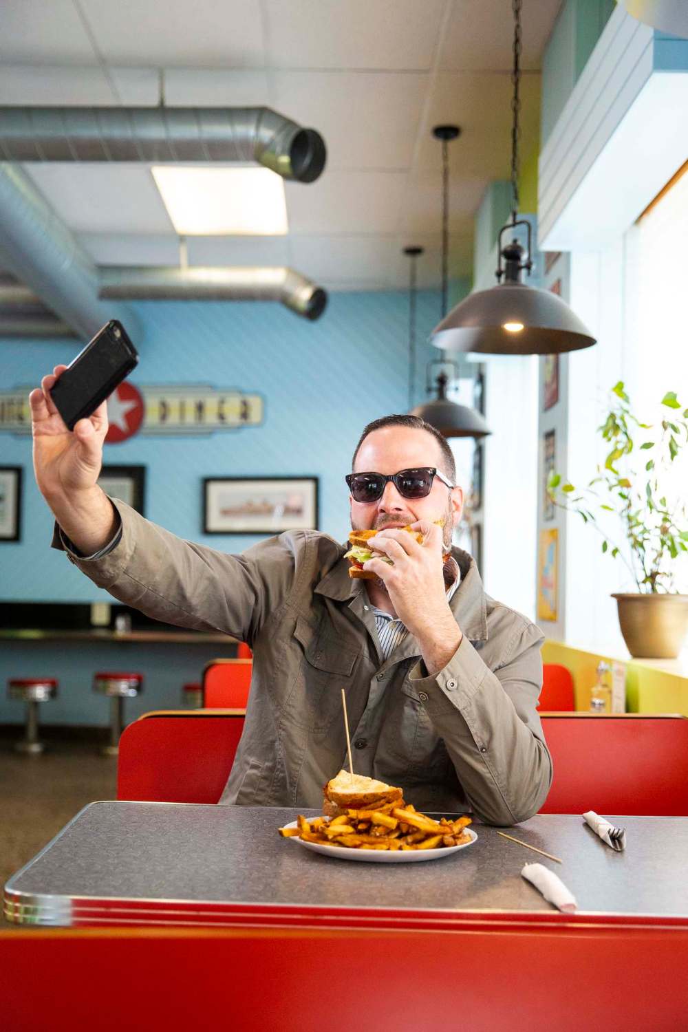MIKAELA MACKENZIE/WINNIPEG FREE PRESS
Carew Duffy, known as Sandwiches & Selfies on Instagram, lives up to his moniker at the White Star Diner.
