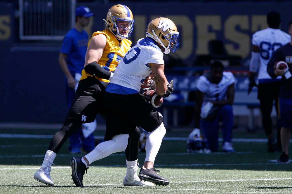 JOHN WOODS / WINNIPEG FREE PRESS
Winnipeg Blue Bomber quarterback Chris Streveler hands off to Nic Demski at training camp in Winnipeg Monday.