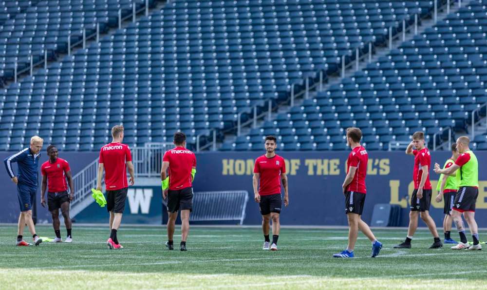 SASHA SEFTER / WINNIPEG FREE PRESS
Valour FC Midfielder Dylan Sacramento (middle) runs through drills during a team practice on Investors Group Field, Thursday.