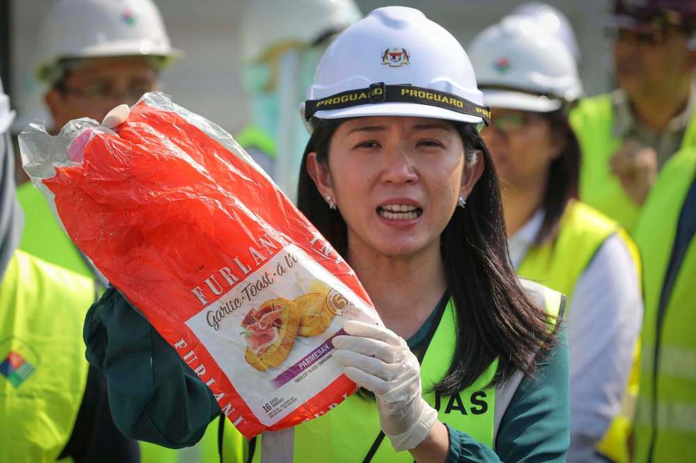 Malaysian Environment Minister Yeo Bee Yin identified Canada as one of several international culprits caught shipping household waste to the country claiming it was recyclable material. (Vincent Thian / The Associated Press)
