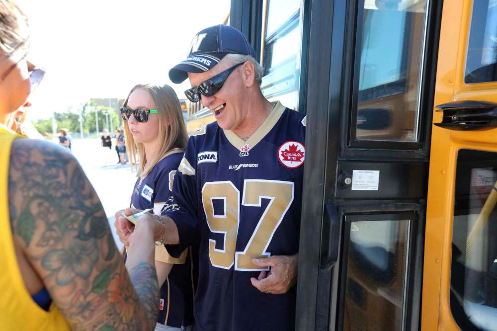 RUTH BONNEVILLE / WINNIPEG FREE PRESS FILES
Winnipeg Blue Bomber fans that use city transit to attend home games might not be smiling this season. The footbal club will no longer be subsidizing extra buses on Winnipeg Transit routes to the stadium during CFL home games. As a result, bus drivers will now have to collect fares after games — which is expected to slow things down when passengers are loading.