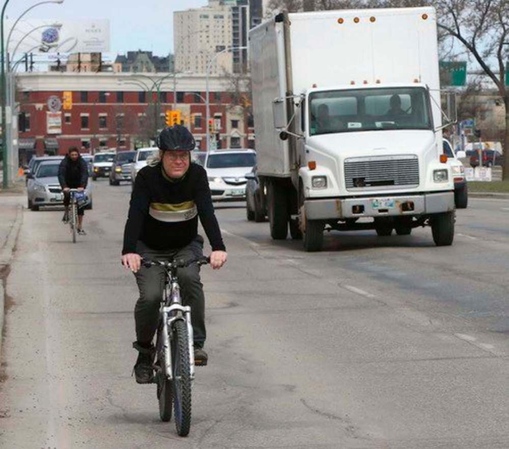 WAYNE GLOWACKI / WINNIPEG FREE PRESS FILES
Winnipeg has the lowest proportion of commuters living and working in the city's core walking or cycling to work, with only about one in five doing so.