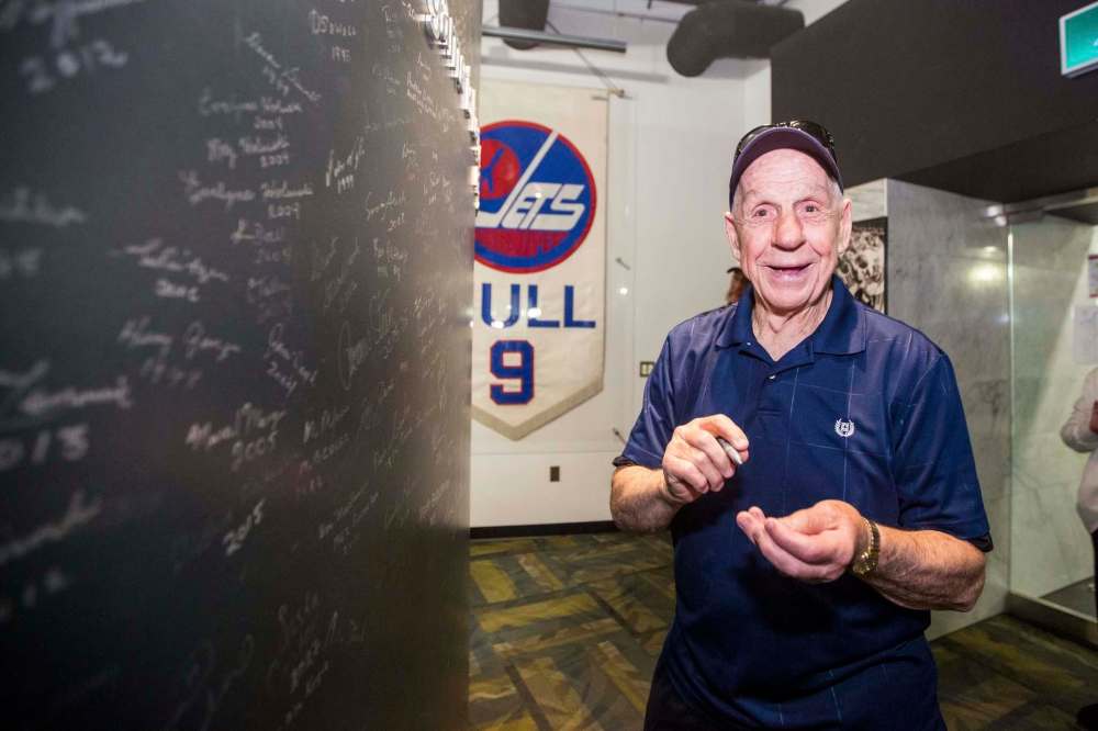 MIKAELA MACKENZIE / WINNIPEG FREE PRESS
Tom McVie, coach of the 1979 Jets team, signs the wall at the Manitoba Sports Hall of Fame Friday.