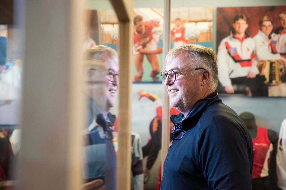 MIKAELA MACKENZIE / WINNIPEG FREE PRESS
Kent Nilsson, 1979 Jets team player, looks at exhibits and at memorabilia at the Manitoba Sports Hall of Fame Friday.