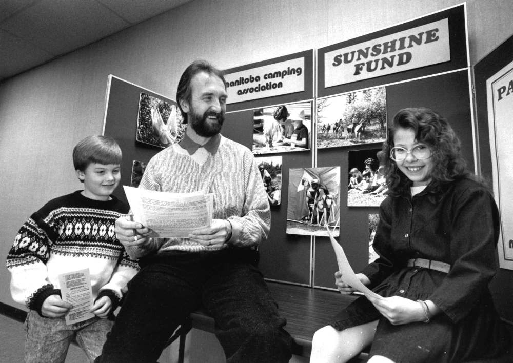 KEN GIGLIOTTI / WINNIPEG FREE PRESS FILES
Sunshine Fund honorary chairman Fred Penner with Roxanne Heindl, 9, and Micheal Phillips, 7, as they sign up for camp in March 1989.