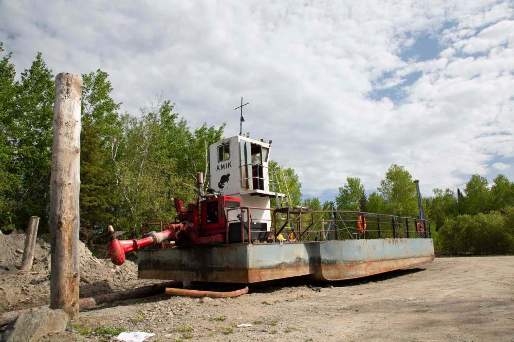 GREG GALLINGER / Winnipeg Free Press
The Amik, the ferry residents used to rely on to cross the water to get to the Trans-Canada Highway.