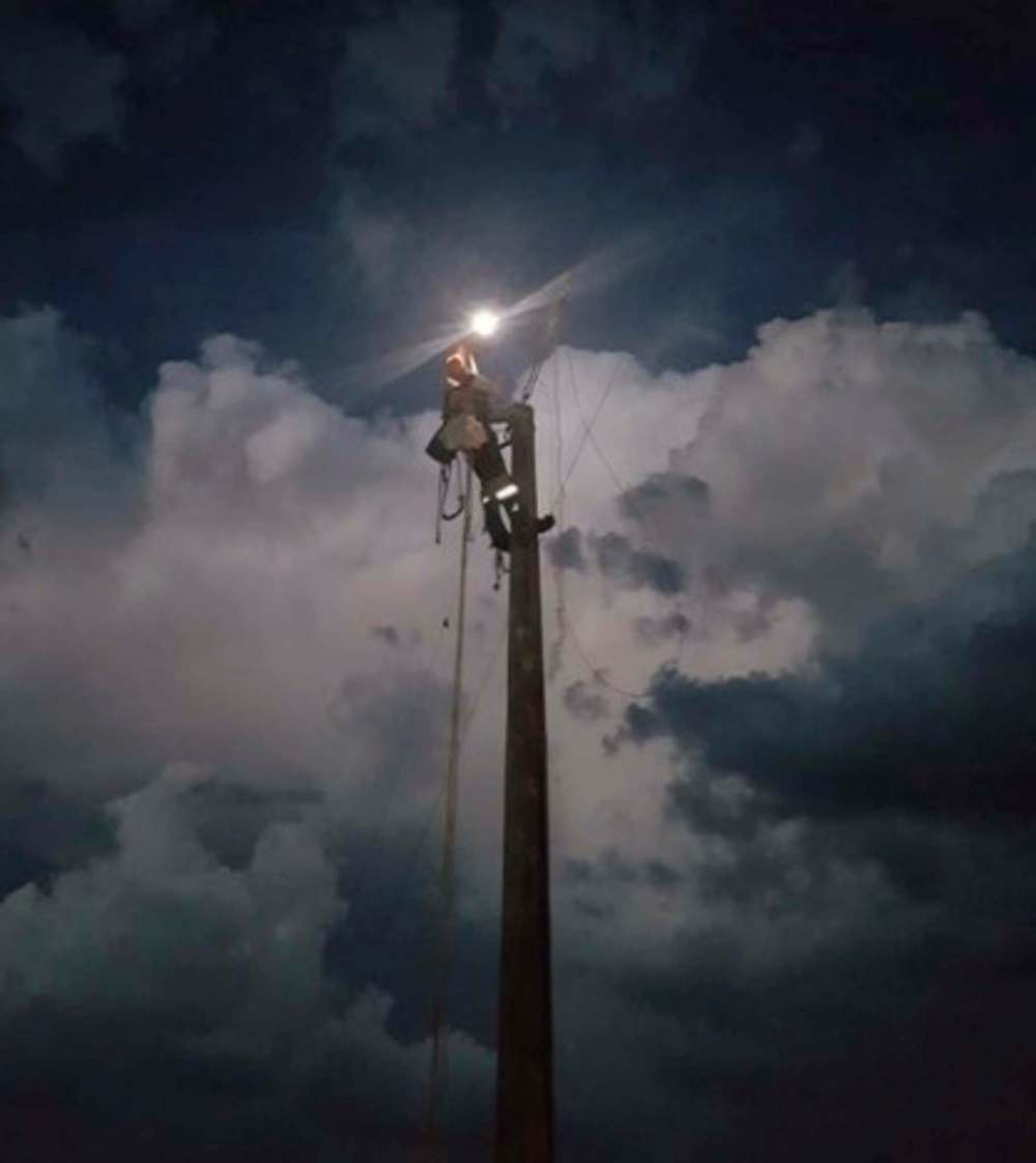 Manitoba Hydro posted this tweet Saturday evening: As night falls, we’re still out working to get the lights on. Continuing to replace damaged poles and respond to smaller but widespread outages. We know some are going into a second night without power and are doing our best to get you on as soon as safely possible. (Manitoba Hydro Twitter)