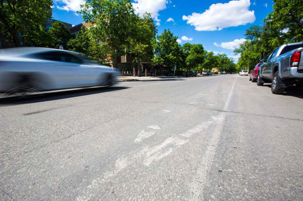 The city says crews work clockwise around Winnipeg, starting north of the Assiniboine River. (Mikaela MacKenzie / Winnipeg Free Press)