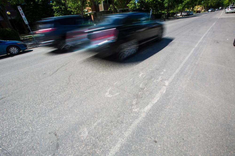 Cyclists have safety concerns because of faded paint on the Sherbrook Street bike lane. (Mikaela MacKenzie / Winnipeg Free Press)