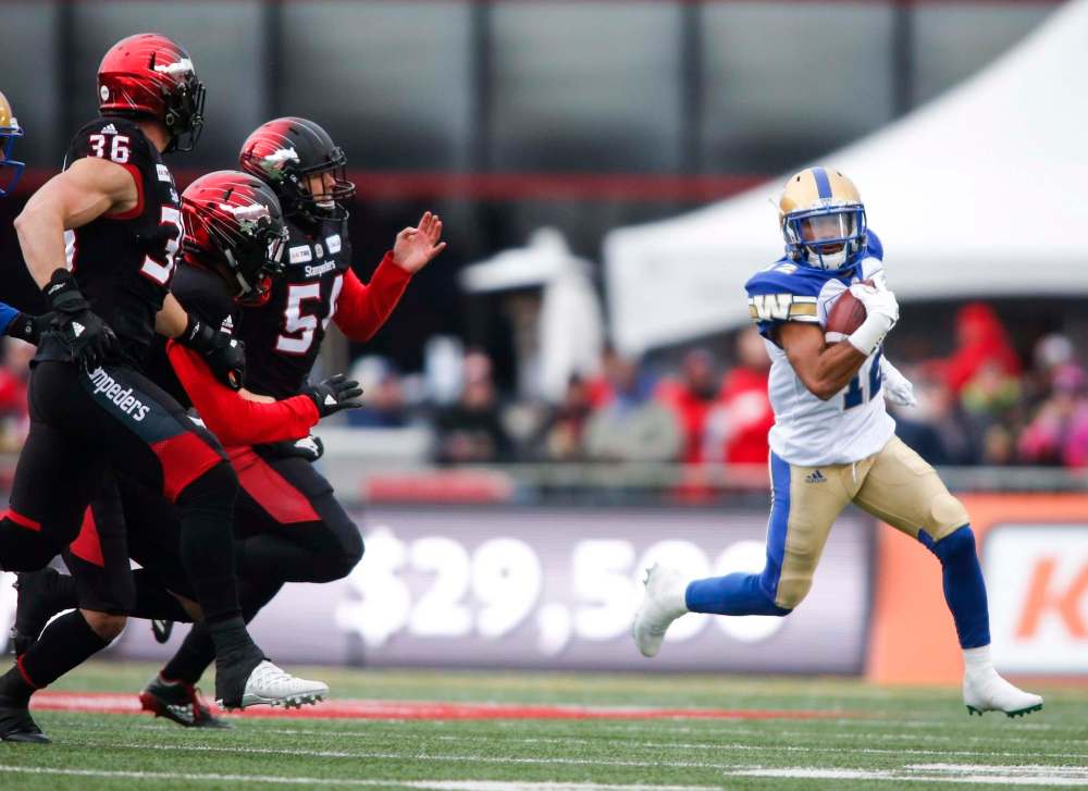 Jeff McIntosh / THE CANADIAN PRESS FILES
The Winnipeg Blue Bombers are hoping Charles Nelson, right, can add some flash to their kick-return game.