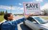 MIKE DEAL / WINNIPEG FREE PRESS
Tracy Barraza, an employee at Seven Oaks Hospital, waves a sign to passing motorists on Tuesday.