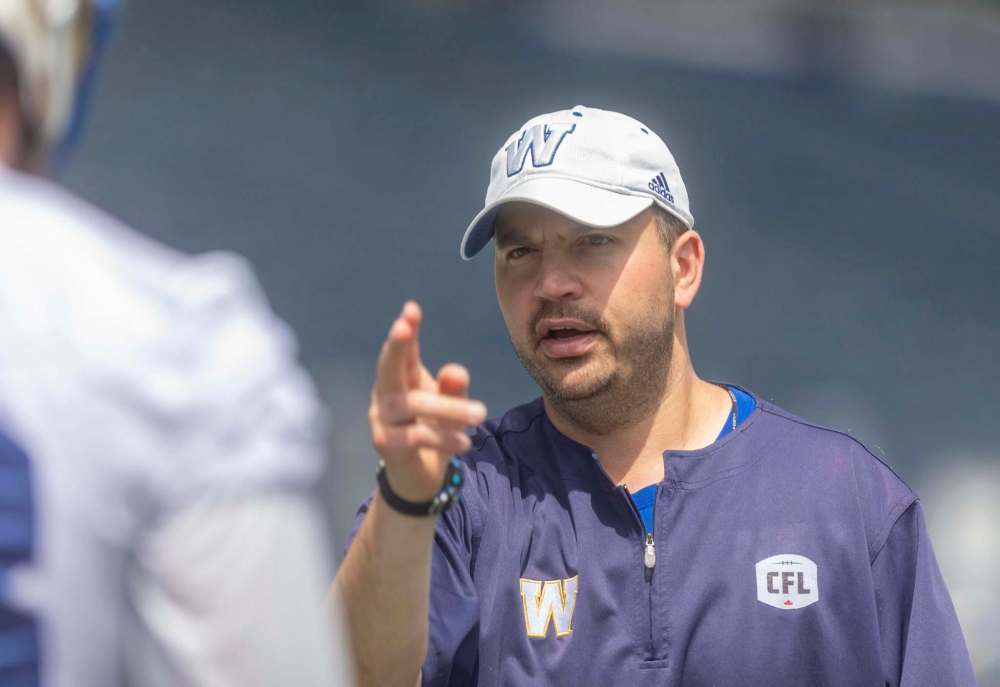 SASHA SEFTER / WINNIPEG FREE PRESS
Blue Bombers offensive line coach Marty Costello takes part in drills during practice Monday.