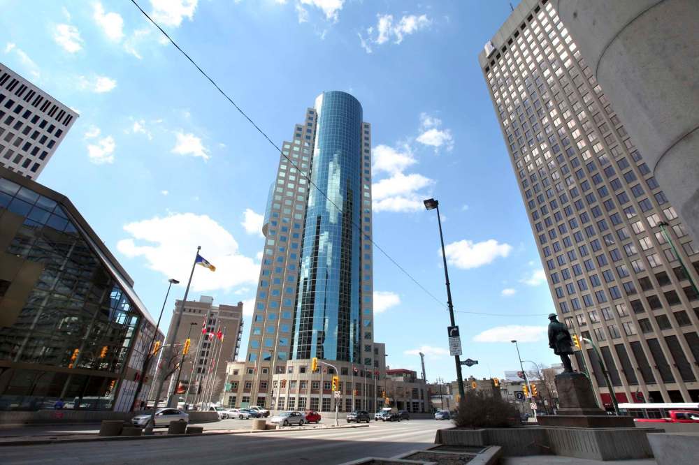 Ruth Bonneville / Winnipeg Free Press Files
The owners of 201 Portage Ave., located at the intersection of Portage Ave. and Main St., passed the first hurdle in their redevelopment of the building lobby and exterior, including converting the covered walkway for a prime tenant.