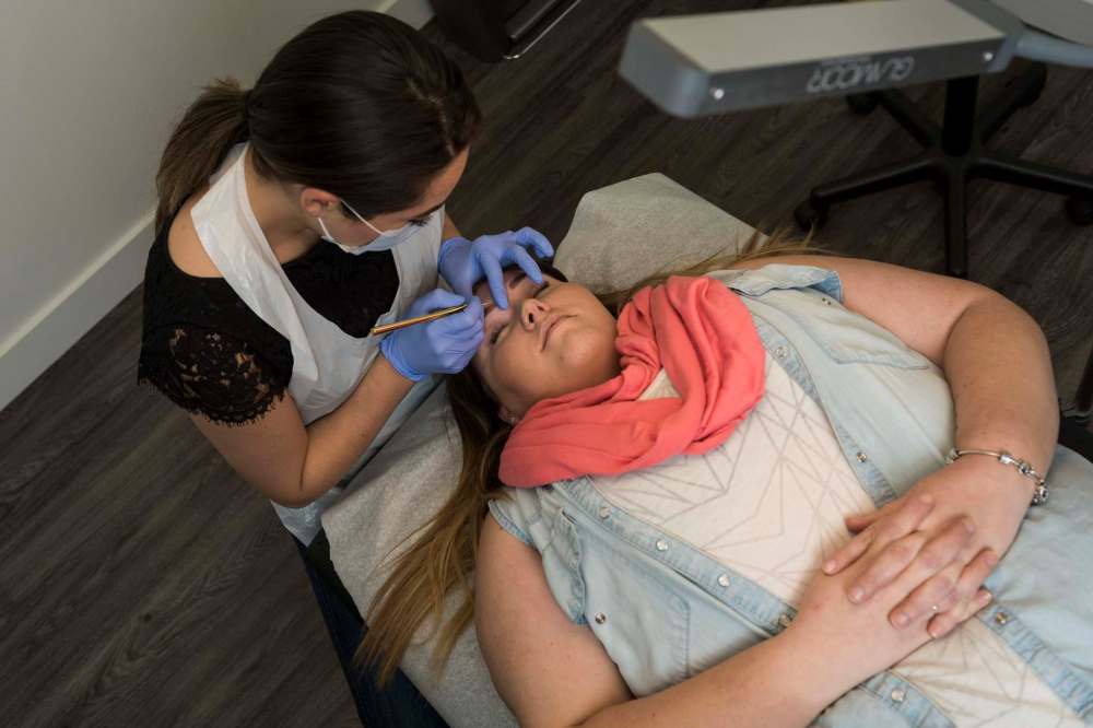 DAVID LIPNOWSKI / WINNIPEG FREE PRESS
Founder and CEO of Brows by G, Giovanna Minenna demonstrating microblading on Angela Chaboyer at her shop.