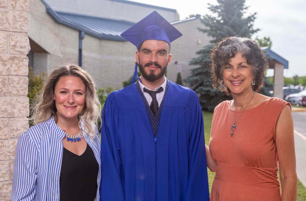 SASHA SEFTER / WINNIPEG FREE PRESS
Yazidi refugee Diyar Salih and Operation Ezra volunteers Megan Sodomsky (left) and Wendy Erlanger before his grade 12 graduation ceremony.
