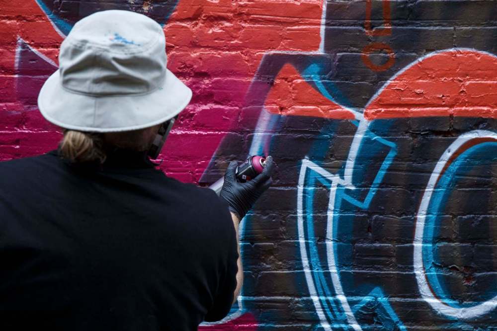 MIKE DEAL / WINNIPEG FREE PRESS
Smug from Toronto works on his piece close to Fleet Gallery.