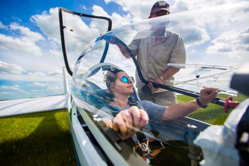 MIKAELA MACKENZIE / WINNIPEG FREE PRESS
Jen Zoratti lifts the top after trying gliding for the first time with Winnipeg Gliding Club president Mike Maskell at the Starbuck Airfield south west of Winnipeg.