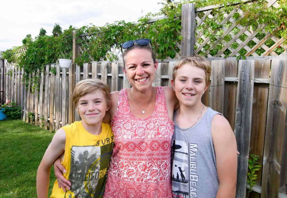 Mike Sudoma / WINNIPEG FREE PRESS
Cohen, left, and Austin Fitzgerald (with mom Sabrina Johnson in the middle) are off to Camp Arnes for the fourth year.