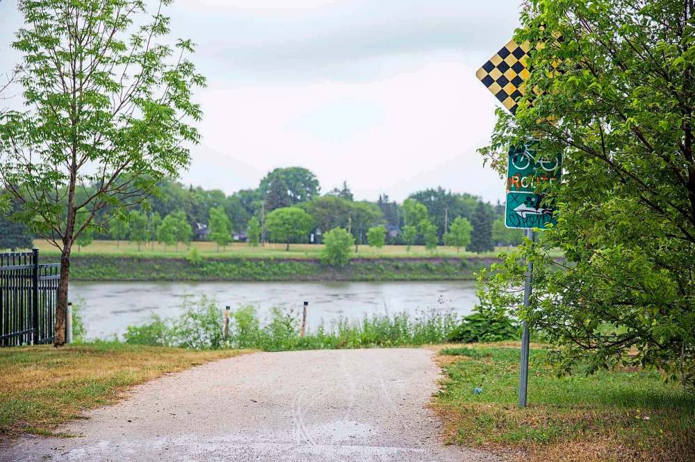 MIKAELA MACKENZIE / WINNIPEG FREE PRESS
A bike path that has a gap between Togo and Brandon avenues stops in South Osborne.