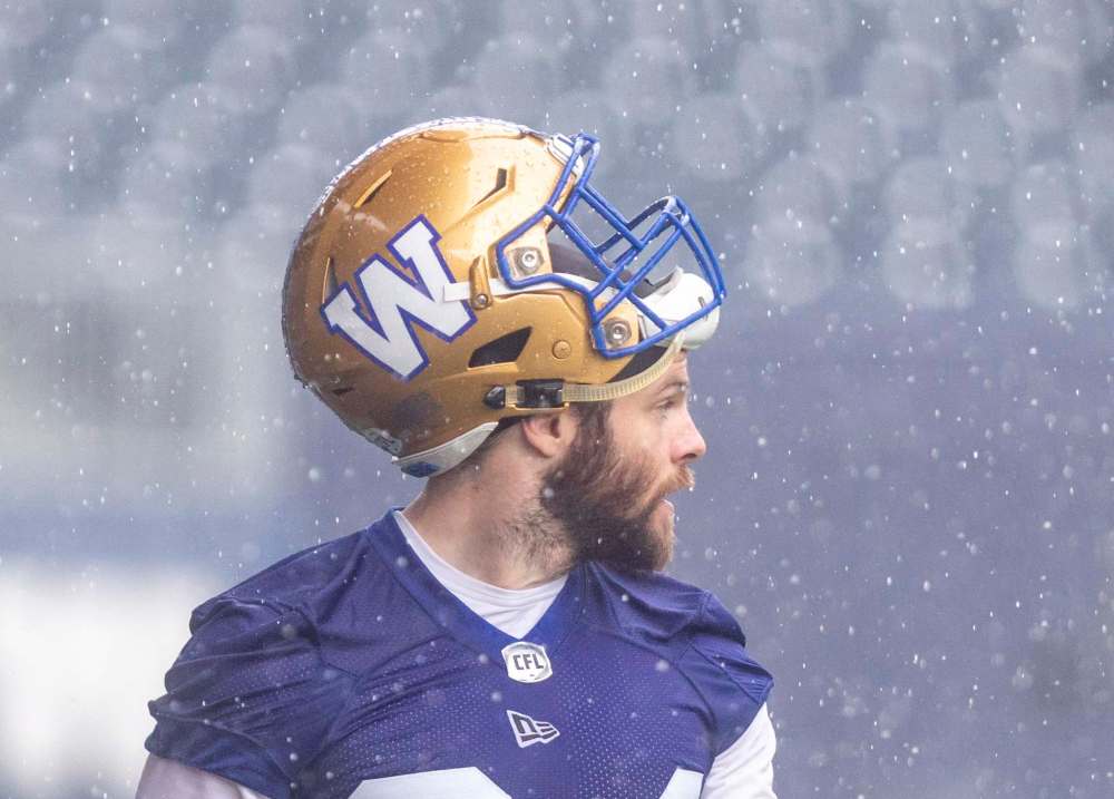 SASHA SEFTER / WINNIPEG FREE PRESS
Winnipeg Blue Bombers linebacker Jesse Briggs runs through drills in the rain during a practice at IG Field on Tuesday.