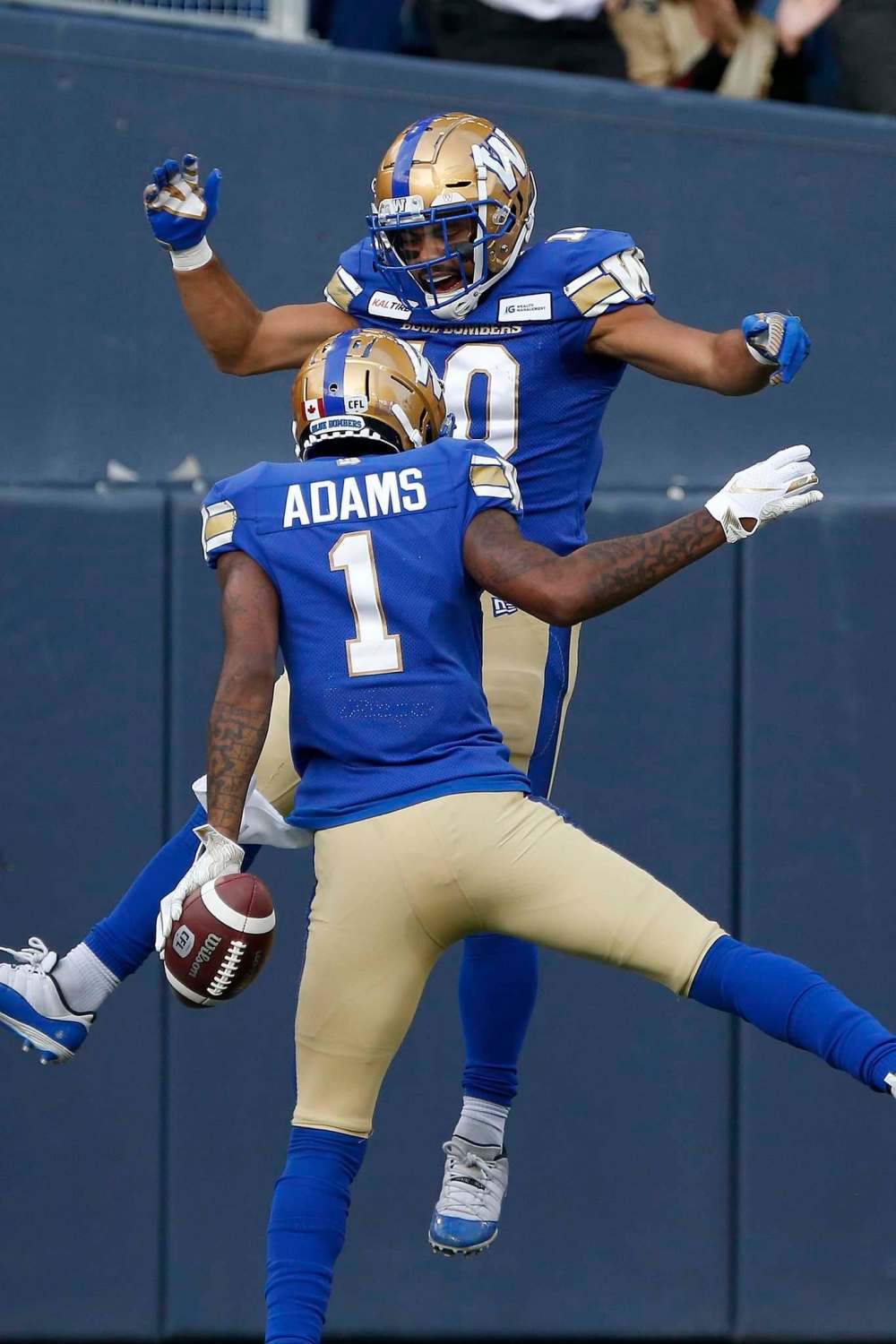 JOHN WOODS / THE CANADIAN PRESS
Winnipeg Blue Bombers’ Darvin Adams (1) and Nic Demski (10) celebrate Adams’ touchdown during the first half.