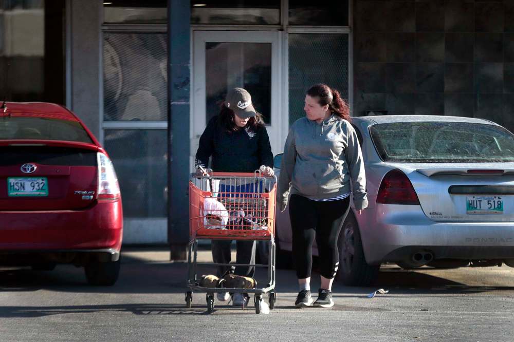 PHIL HOSSACK / WINNIPEG FREE PRESS
Blaydon walks a woman and her cart back to the outreach van where they’ll give her clothing, care packs and a bag of sweets.