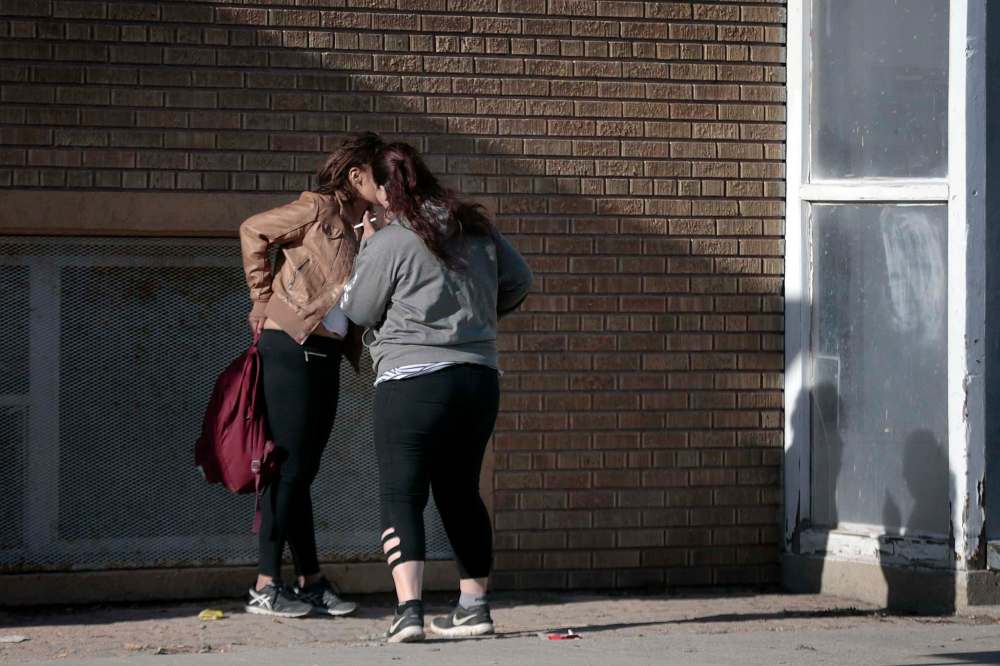 PHIL HOSSACK / WINNIPEG FREE PRESS
Carrie Blaydon checks with ‘Dora’ after finding her sheltering in an Ellice Avenue doorway.