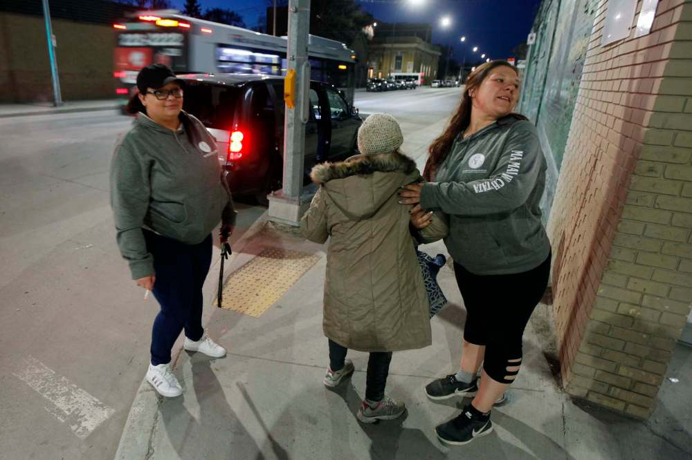PHIL HOSSACK / WINNIPEG FREE PRESS
Ma Mawi Wi Chi Itata Centre outreach workers Priscilla Robert (left) and Carrie Blaydon help an intoxicated woman who had fallen and was struggling to get up and home along Selkirk Avenue