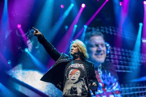 SASHA SEFTER / WINNIPEG FREE PRESS
Lead singer Joe Elliott gets the fans riled up as Def Leppard performs at Bell MTS Place Thursday evening.