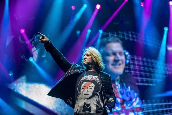 SASHA SEFTER / WINNIPEG FREE PRESSLead singer Joe Elliott gets the fans riled up as Def Leppard performs at Bell MTS Place Thursday evening.