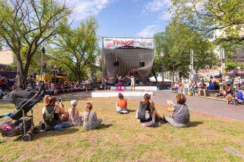 SASHA SEFTER / WINNIPEG FREE PRESS FILES
A crowd gathers to watch hula-hoop artist Lisa Lottie perform during the Fringe Festival on the Cube stage in the Exchange District on July 20.