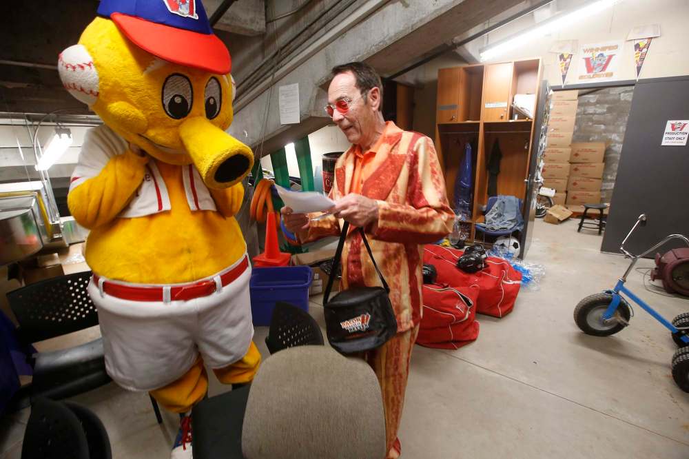 Chase talks to Goldie before they go on the field. (John Woods / Winnipeg Free Press)