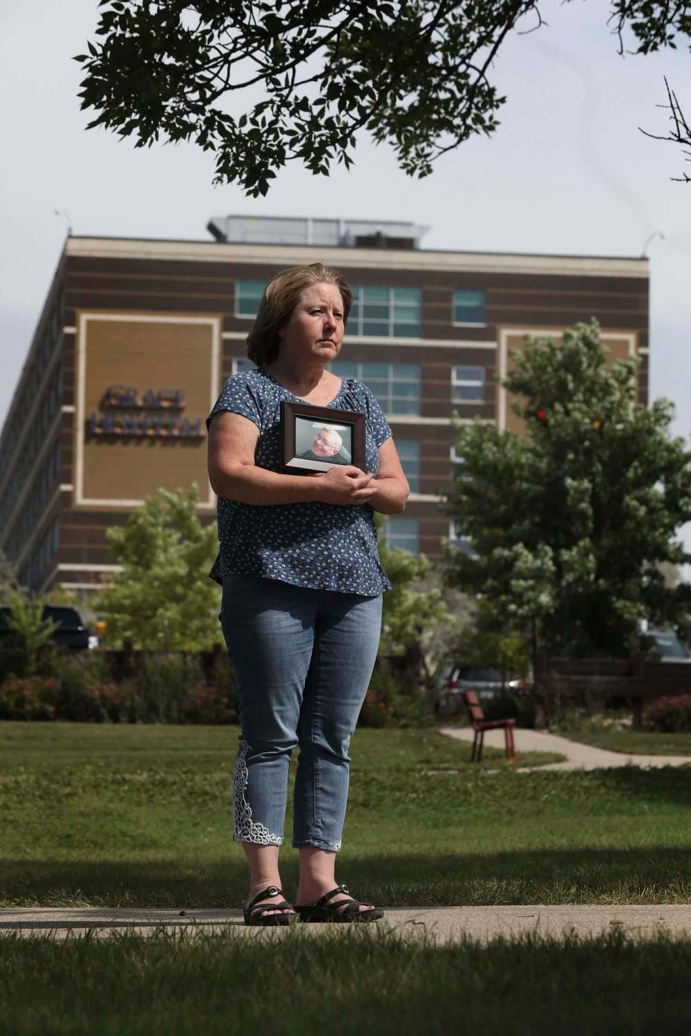 RUTH BONNEVILLE / WINNIPEG FREE PRESS
Colleen Bytheway holds a picture of her late father, Jack Stewart, outside the Grace Hospital on Wednesday. Stewart died Oct. 12, 2018.