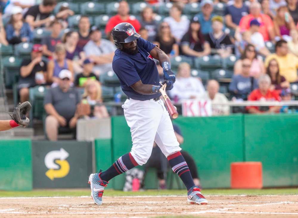 SASHA SEFTER / WINNIPEG FREE PRESS FILES
Goldeyes outfielder Reggie Abercrombie breaks his bat on a pitch during a game against the Texas AirHogs at Shaw Park in July. Abercrombie is hitting .238 with 10 home runs and 45 RBI.