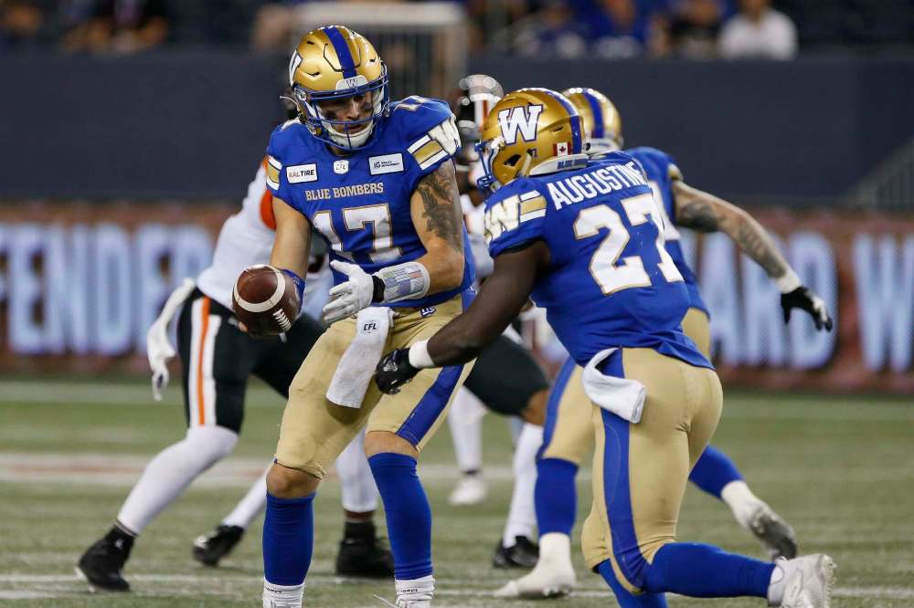 John Woods / The Canadian Press files
Blue Bombers quarterback Chris Streveler hands off to Johnny Augustine.