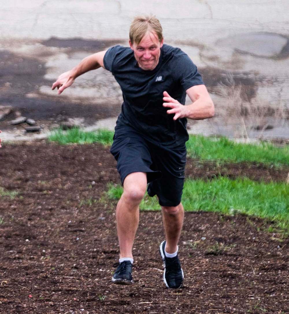 Daniel Crump / Winnipeg Free Press Files
Fitness coach Richard Burr races up a steep incline at Winnipeg's Westview Park. Burr is a former Blue Bombers trainer who now operates his own athletic therapy business.