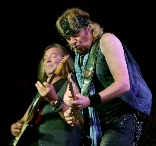 PHIL HOSSACK / WINNIPEG FREE PRESS
Adrian Smith (right) and Dave Murray on guitars with Iron Maiden at the Bell MTS Place Wednesday.