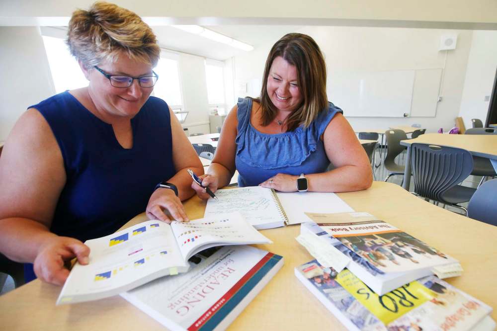 JOHN WOODS / WINNIPEG FREE PRESS
Grade 7/8 teachers Anita Fedoruk (left) and Kimberley Adair-Gagnon set up their programs in a classroom at Windsor Park Collegiate
