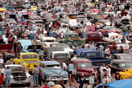 JEFF DE BOOY / WINNIPEG FREE PRESS FILES
In previous years, more than 1,000 vehicles have been on display at Manitoba&rsquo;s largest free car show, which takes place again Sunday.