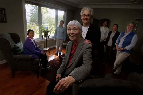 PHIL HOSSACK / WINNIPEG FREE PRESS
Sisters Veronica Dunne (front left) and Denise Kuyp (front right) pose with other members of Sisters of Our Lady of the Missions: Sisters Jacinta Dkhar (from left), Helen New Ni, Giang Pham, Thuong Truong and Sandra Stewart.