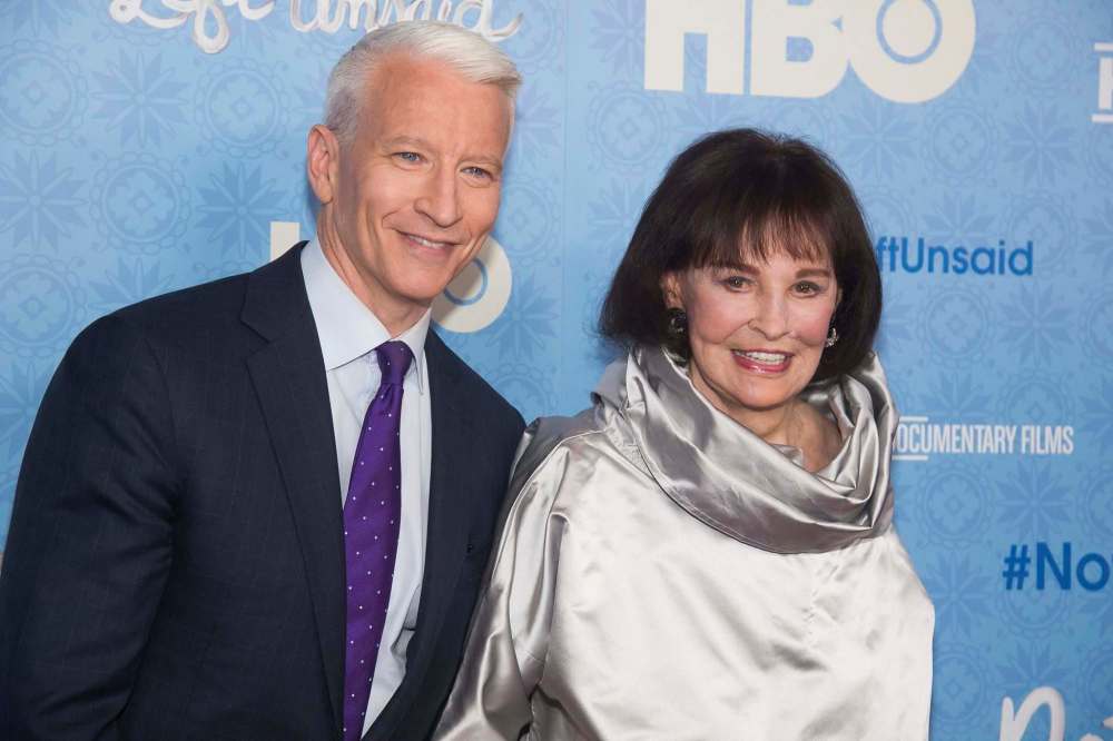 Anderson Cooper and his mother, Gloria Vanderbilt, at a film première in 2016. (Charles Sykes / The Associated Press files)