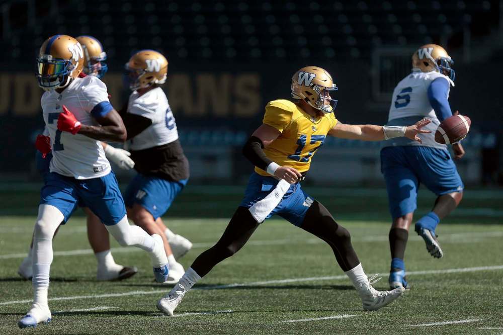 Phil Hossack / Winnipeg Free Press
Winnipeg Blue Bombers quarterback Chris Streveler tosses a lateral pass during a team workout on Tuesday morning.