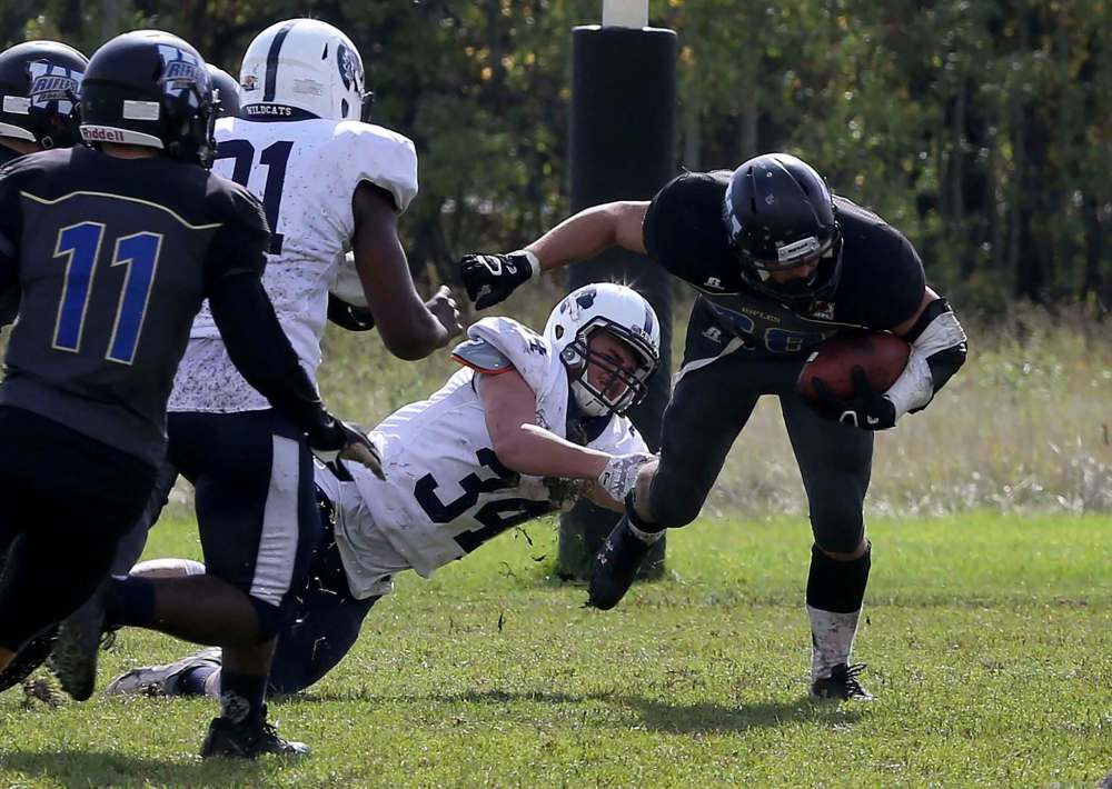 SHANNON VANRAES / WINNIPEG FREE PRESS
Edmonton Wildcats linebacker Hunter Lawson hits the ground as he attempts to stop Winnipeg Rifles running back Sekina Scheibler Sunday afternoon.