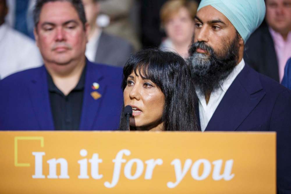 Leah Gazan the NDP candidate for Winnipeg Centre got time at the microphone when federal NDP Leader Jagmeet Singh visited the University of Winnipeg on Tuesday. The NDP is looking for Gazan to beat Liberal incumbent Robert-Falcon Ouellette. (Mike Deal / Winnipeg Free Press)