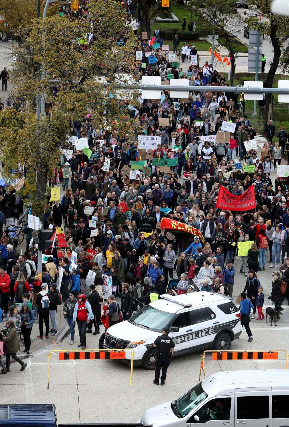 RUTH BONNEVILLE / WINNIPEG FREE PRESS
More than 10,000 people attend Friday’s rally, seen here from Union Station on Broadway.