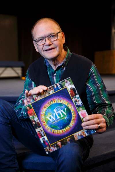 MIKE DEAL / WINNIPEG FREE PRESS
Bruce Martin, pastor of Calvary Temple, with a copy of 