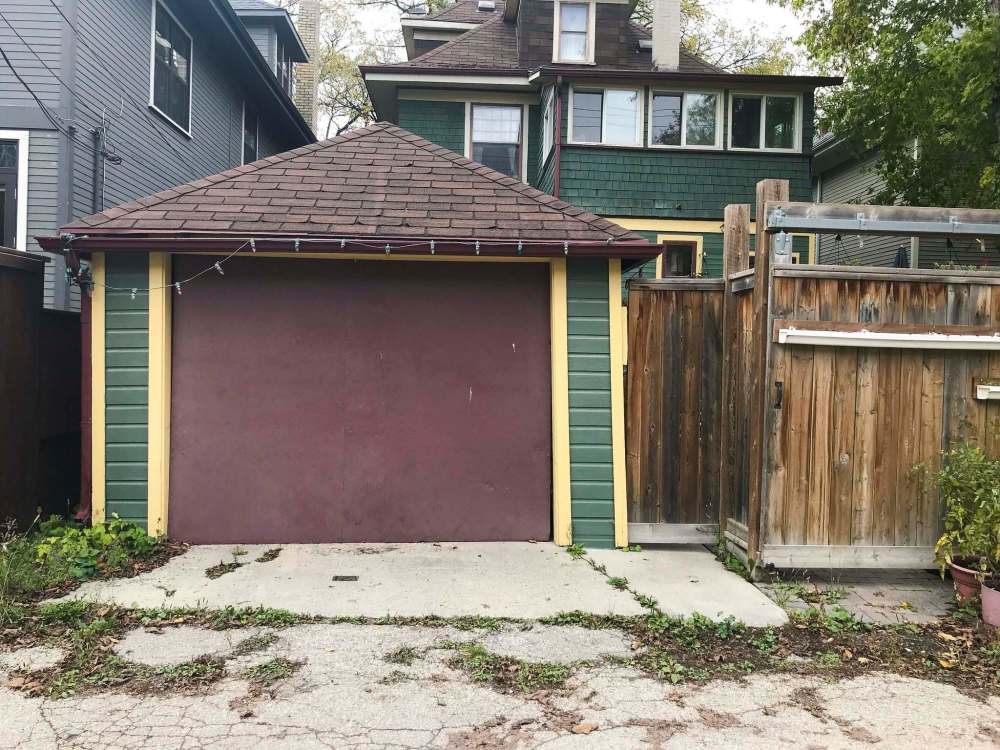 MIKE DEAL / WINNIPEG FREE PRESS
Many properties in the city have no house numbers in the back lane, as required by city bylaw.