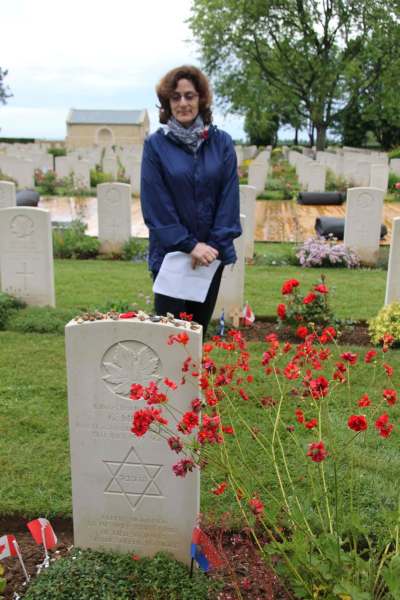 Dale Reid
Journalist and author Ellin Bessner visits the grave of fallen soldier George Meltz, whose headstone has an inscription: ‘He died so Jewry shall suffer no more.&rsquo;
