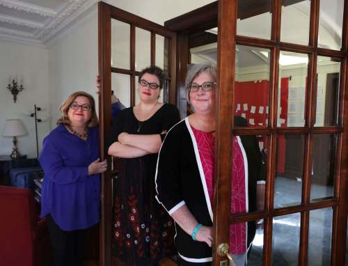 RUTH BONNEVILLE / WINNIPEG FREE PRESS
Andrea James (from left), Rev. Meghann Robern and Liz Redston have organized a Death Café at First Unitarian Universalist Church to make people more comfortable talking about death.