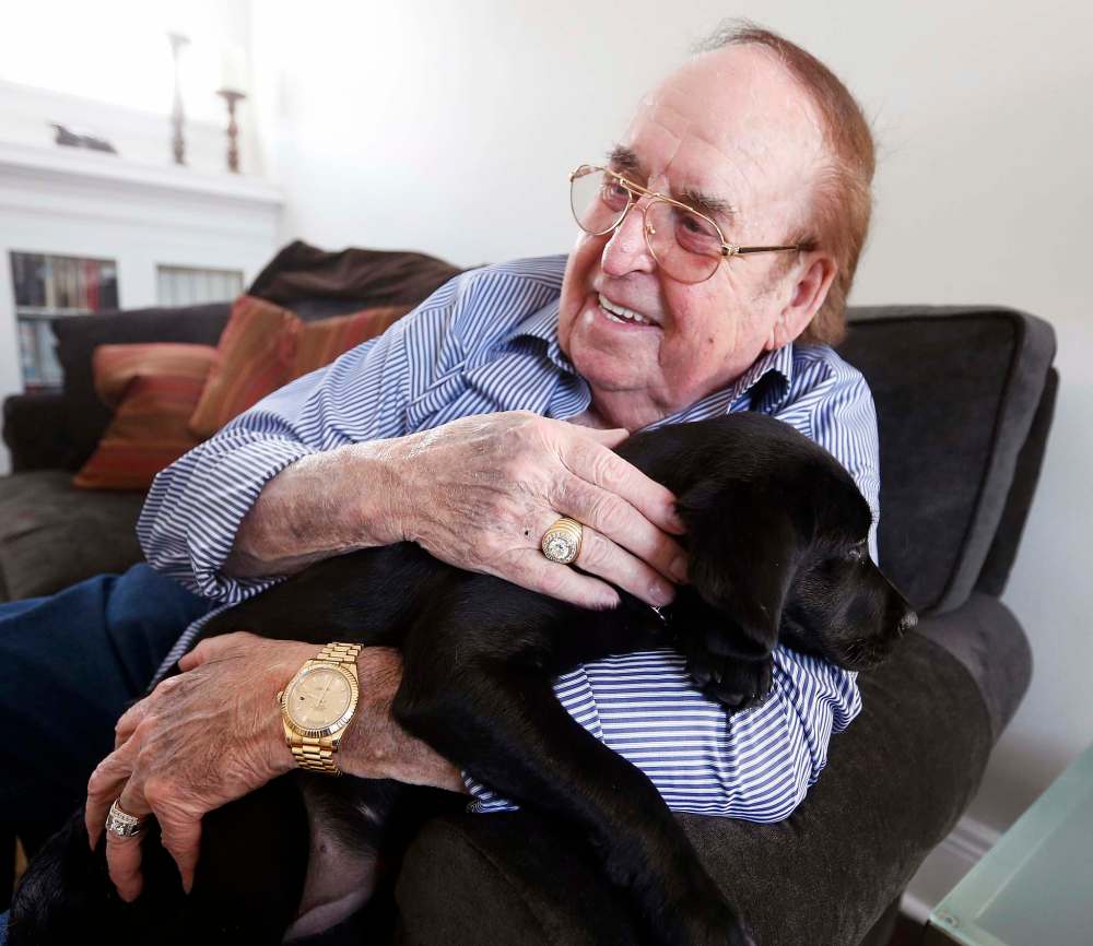 JOHN WOODS / WINNIPEG FREE PRESS files
Jim Gauthier (seen in February 2018) spends quality time with Joycie, a future CNIB guide dog.